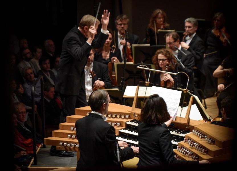 Olivier Latry à la console de l'orgue avec le Belgian National Orchestra